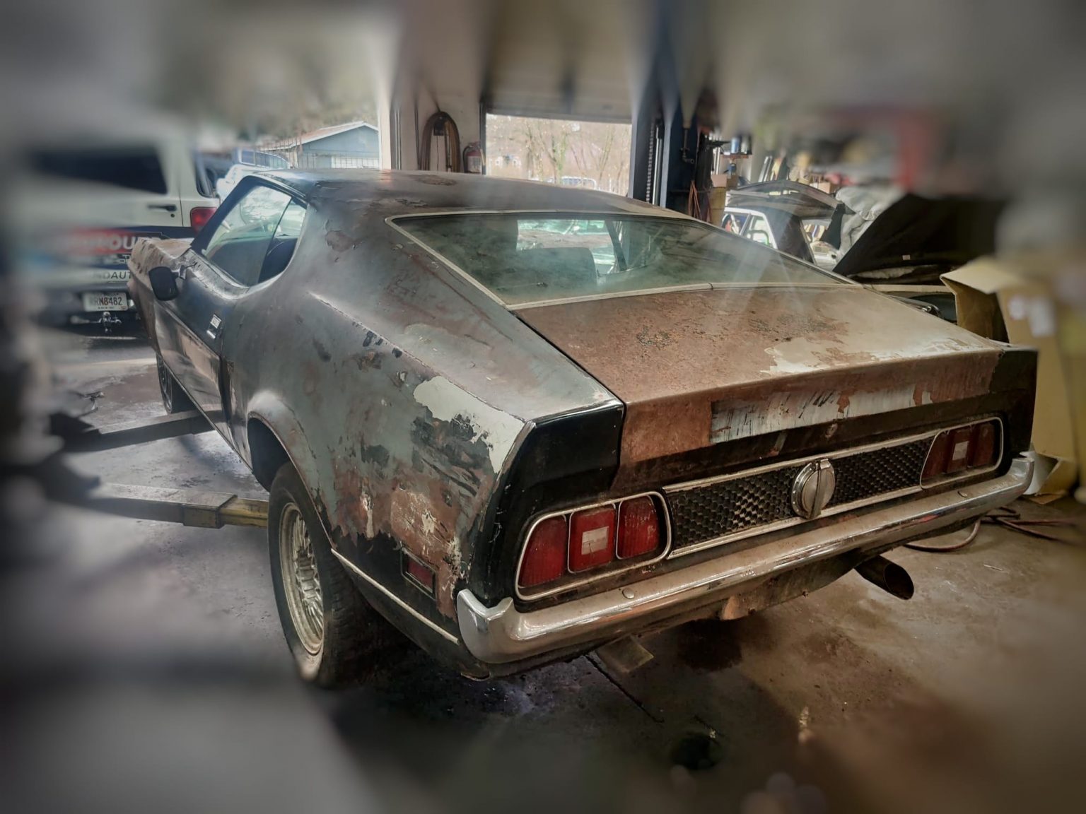 Mustang Mach 1 Heckansicht in der Werkstatt